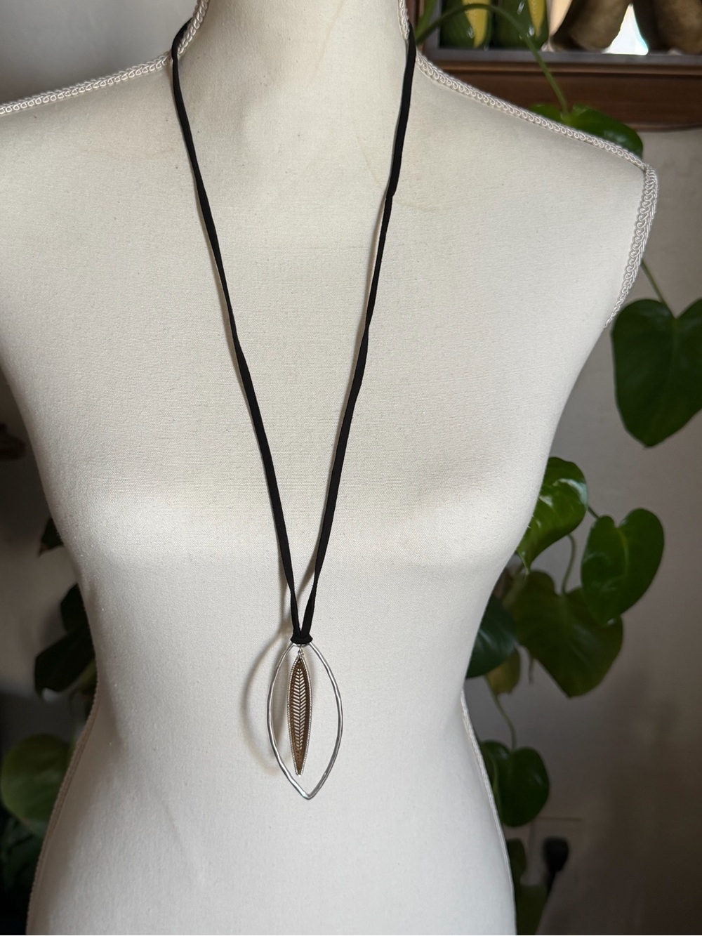 Vintage 90’s Y2K Silver & Gold Swiveling Leaf Black Leather Cord Necklace